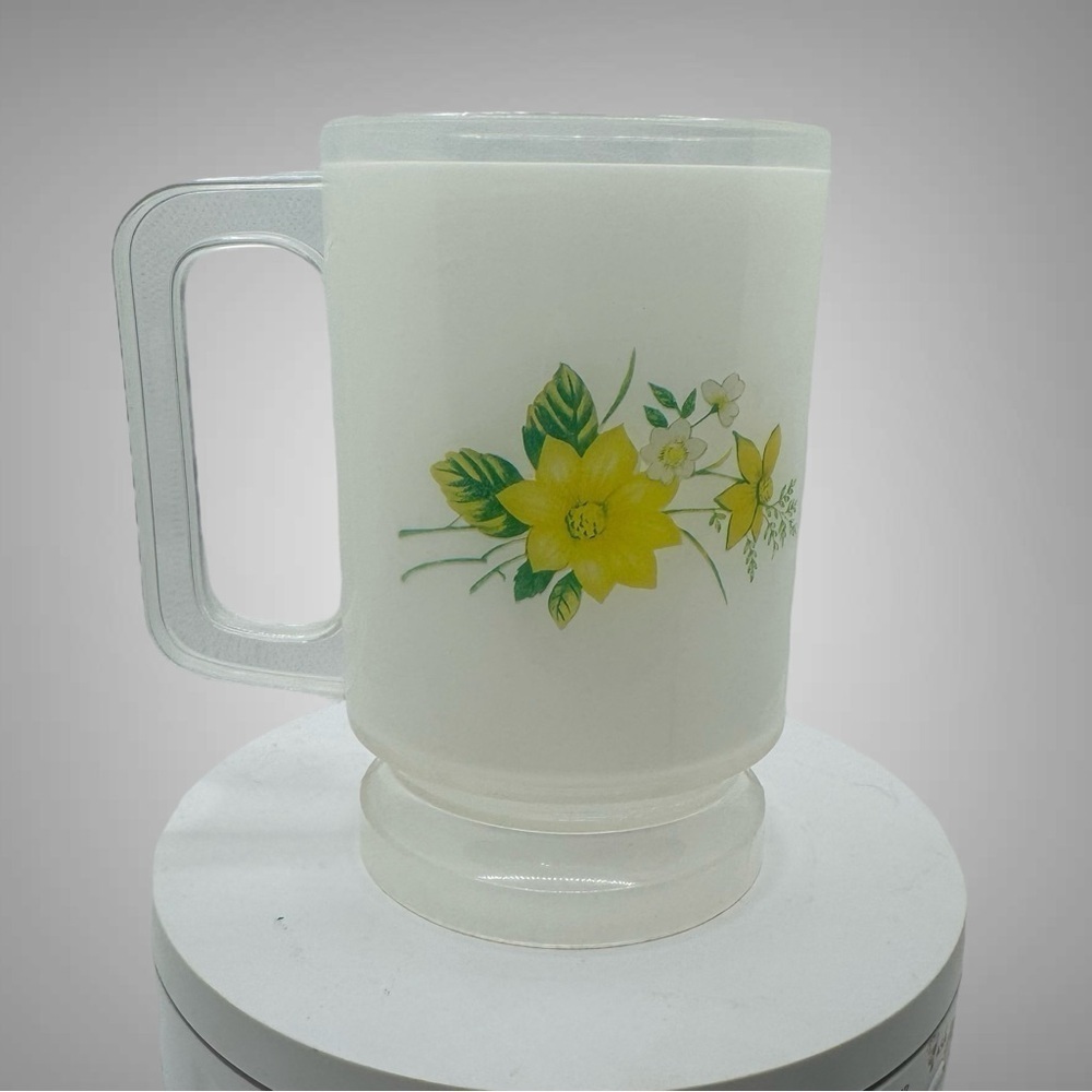 VINTAGE 60s MOLDED HARD PLASTIC CUP MUG